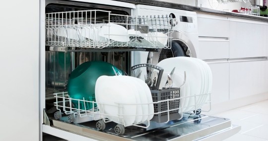 Astianpesukoneen puhdistus etikalla ja soodalla