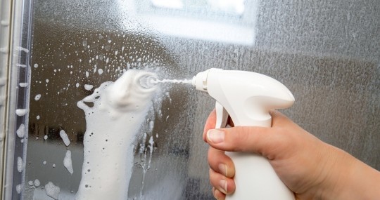 Kalkkisaostumien poisto suihkusta